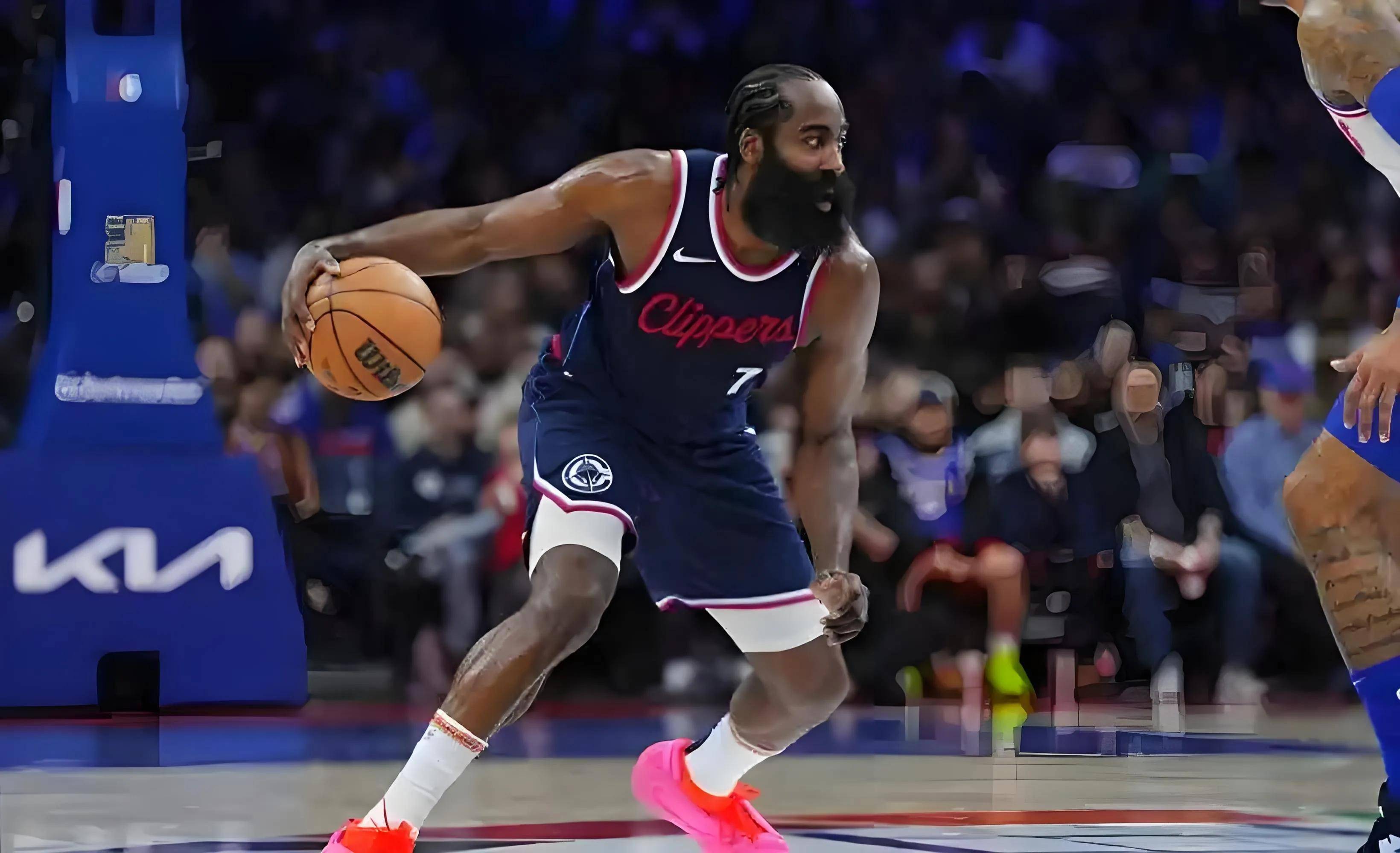 哈登成为队史三分王,刷新纪录引球迷狂欢 哈登成为队史三分王,刷新纪录引球迷狂欢