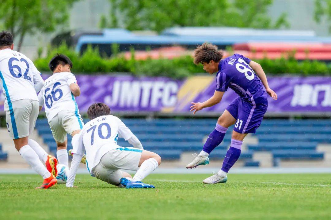 技压群雄的球员在比赛中大获全胜的简单介绍 技压群雄的球员在比赛中大获全胜的简单介绍