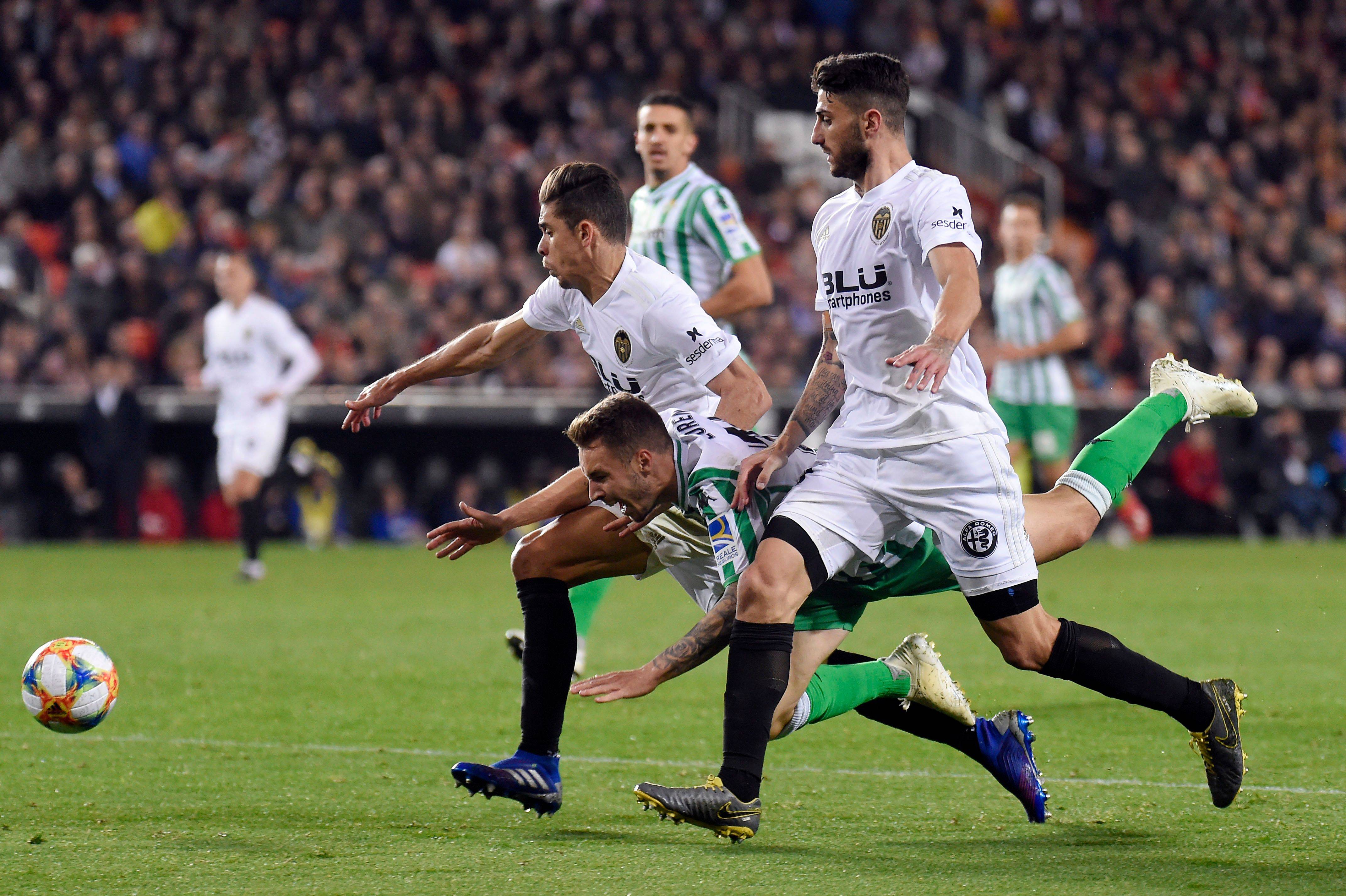 包含国内足球联赛势力对抗,裁判风波频发的词条 包含国内足球联赛势力对抗,裁判风波频发的词条