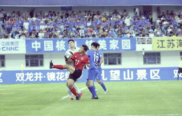 国内足球赛事上演激动人心的对决 国内足球赛事上演激动人心的对决