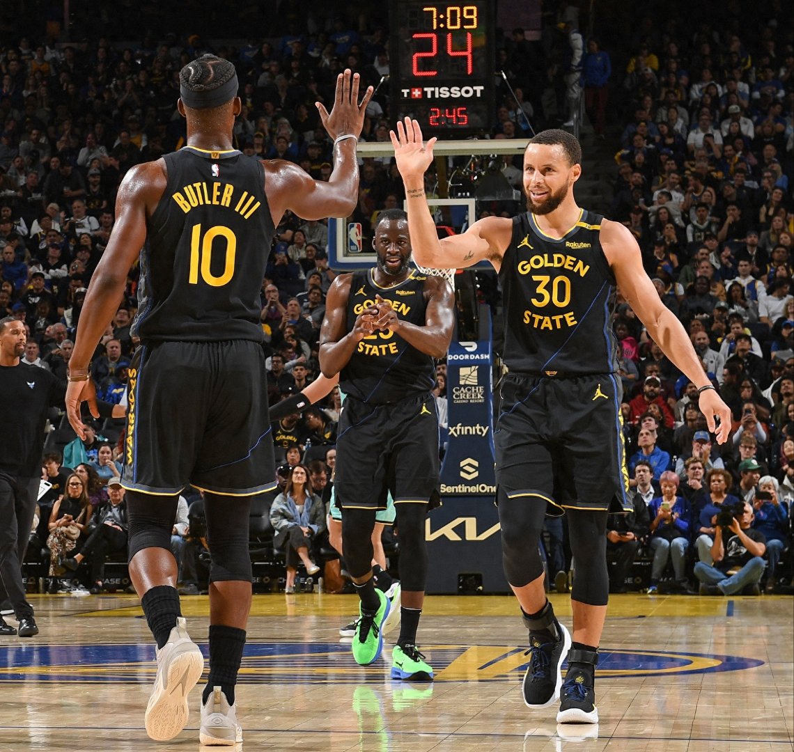 勇士大胜雷霆豪取十连胜