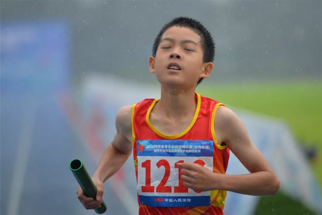 无畏风雨，荷兰游泳选手勇夺银牌