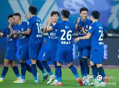 国内足球联赛竞争激烈，球员表现出色