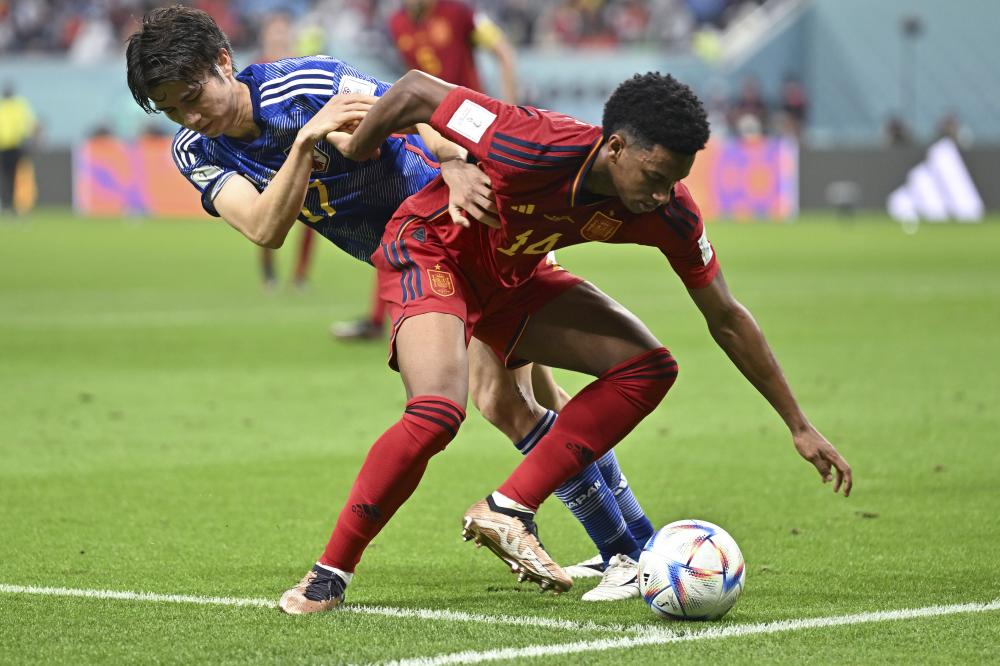 开云下载-比赛中球员积极拼抢争夺胜利