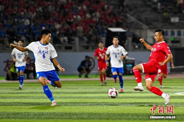 比赛中球员积极拼抢争夺胜利