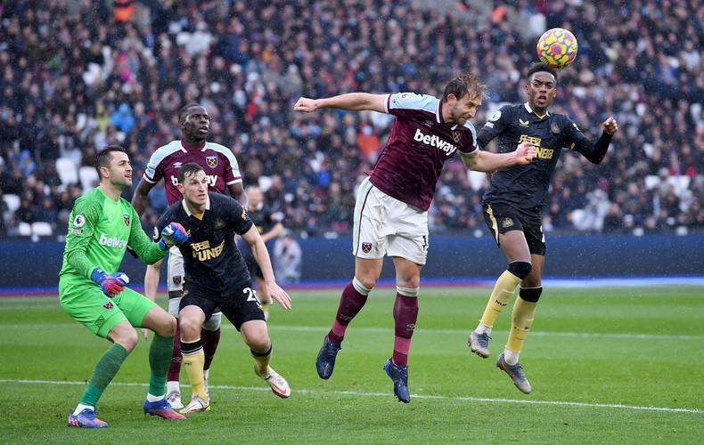 西汉姆联击败切尔西，英超前四席位争夺激烈的简单介绍