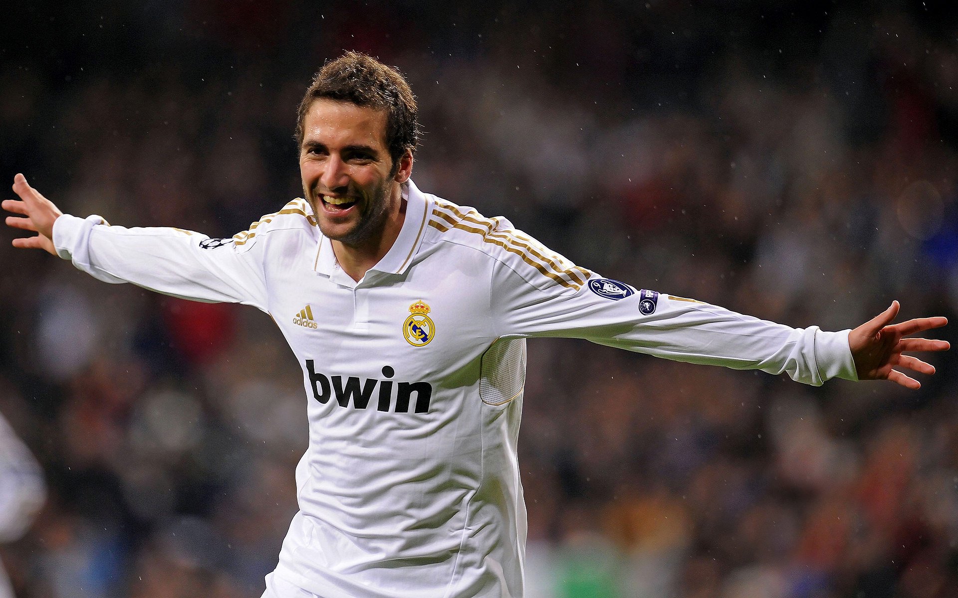 终场哨响，法比尼奥张开双臂—当意志战胜喧嚣，一人扛起红黑军团