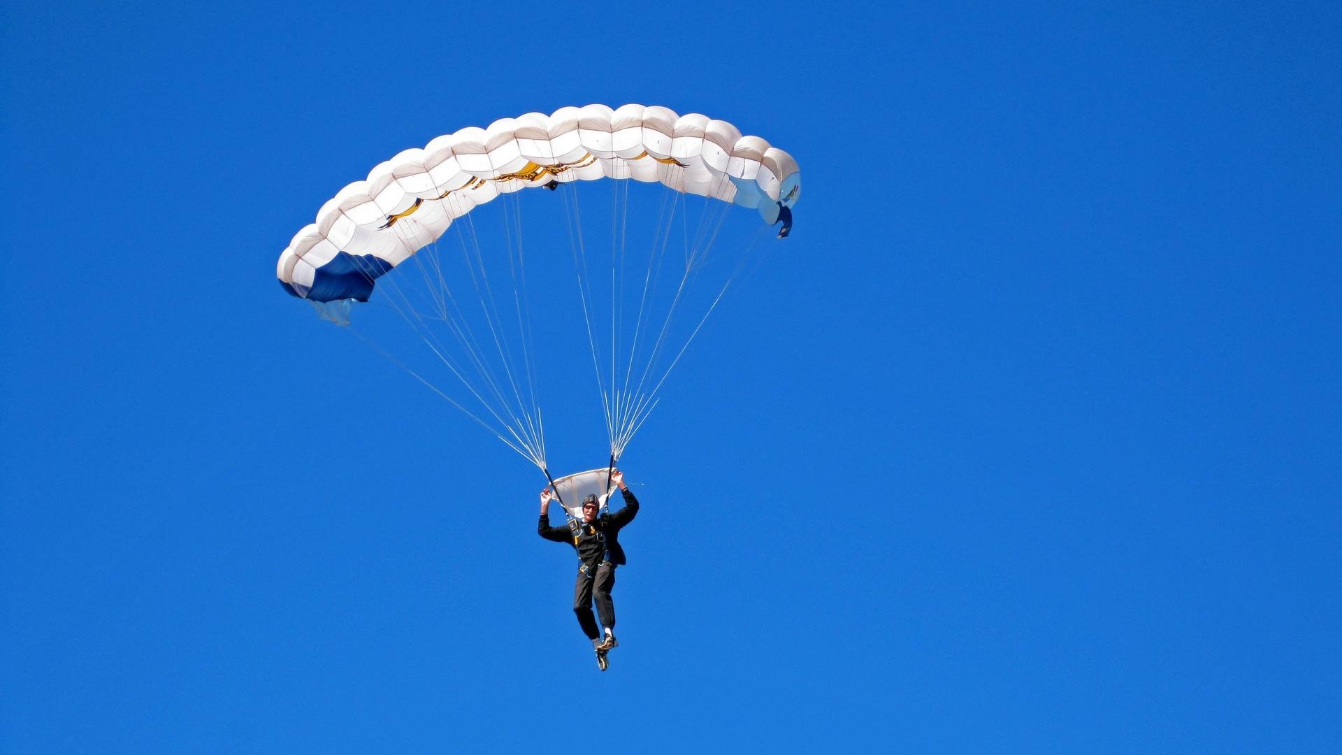 双重奇迹夜，红牛二队死神之镰绝杀迈凯伦，拉塞尔雨中以纪录加冕